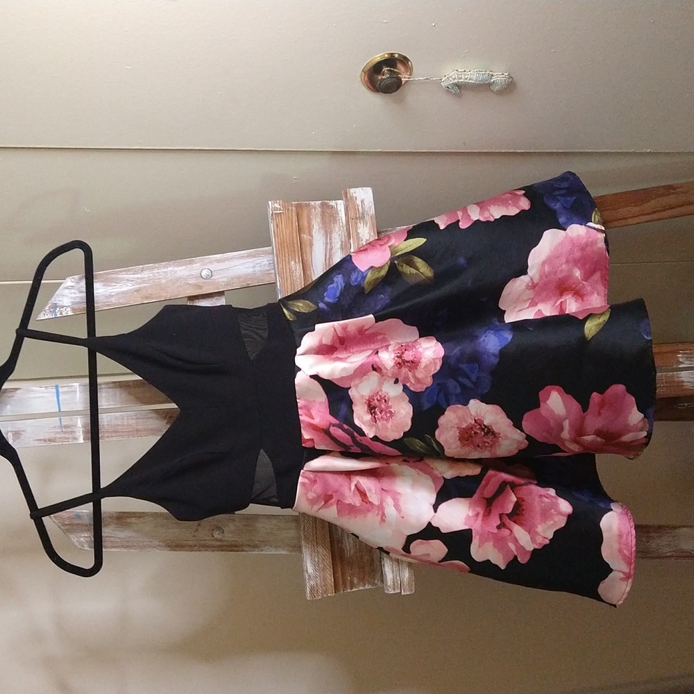 B. Darlin Floral Event Dress Sz 1 / 2